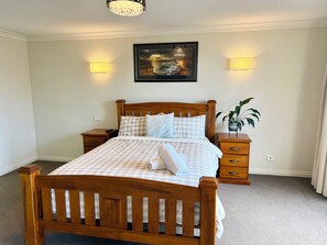 5 bedrooms, internet - Panorama Views: 5  BR, 2.5  BA House in Torquay, Sleeps 10 (Torquay)