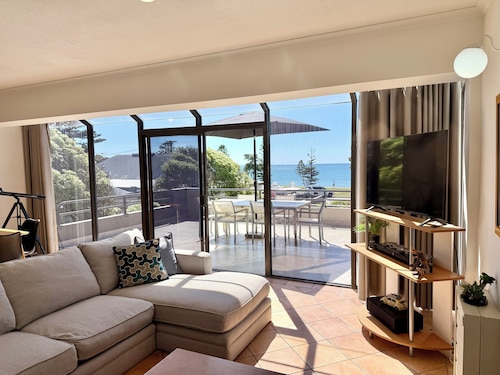 Esplanade Elegance: 2  BR, 1  BA Apartment in Torquay, Sleeps 5