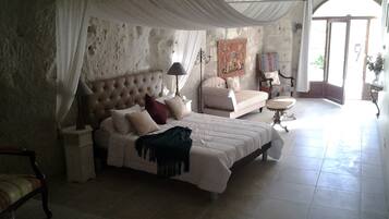 Suite Deluks (Le Troglo) | Didekorasi berbeda-beda dan dilengkapi dengan perabotan berbeda-beda