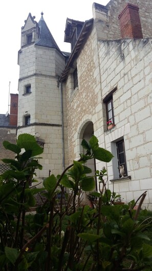 A historic building with a tower and arched windows, surrounded by greenery. - Manoir des Roches 41 (Montrichard Val de Cher)