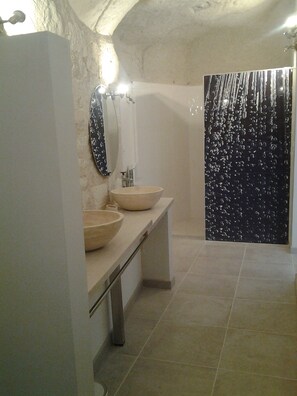 Deluxe Suite (Le Troglo) | Bathroom | Shower, free toiletries, hair dryer, bathrobes - Manoir des Roches 41 (Montrichard Val de Cher)
