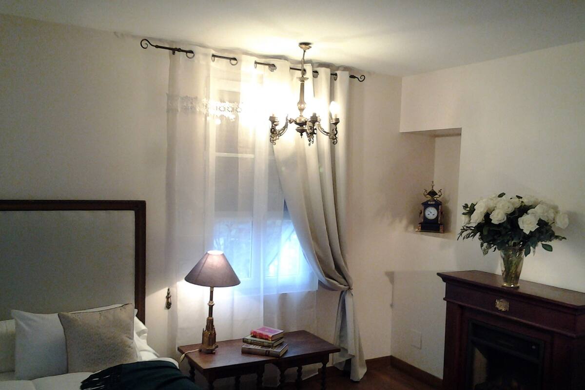 Suite (Le Duplex) | Blackout drapes, soundproofing, iron/ironing board (on request)