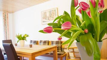 Apartemen Klasik, 2 kamar tidur, balkon, pemandangan kebun | Area keluarga | TV layar datar dan meja tenis meja