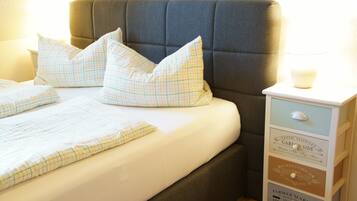 Apartemen Klasik, 2 kamar tidur, balkon, pemandangan kebun | Seprai premium dan didekorasi berbeda-beda