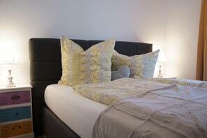 Apartemen Klasik, 2 kamar tidur, balkon, pemandangan kebun | Seprai premium dan didekorasi berbeda-beda