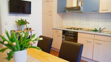 Apartemen Klasik, 2 kamar tidur, balkon, pemandangan kebun | Dapur pribadi | Lemari es besar, microwave, kompor, dan mesin pencuci piring