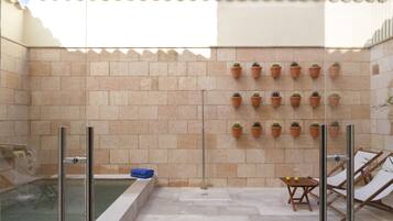 Una piscina al aire libre, sillones reclinables de piscina