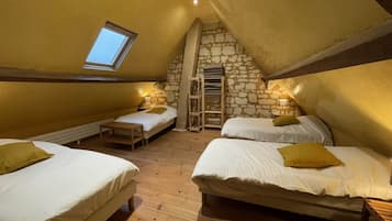 9 bedrooms, iron/ironing board, WiFi, bed sheets