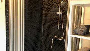 Dusche, Haartrockner, Handtücher, Seife