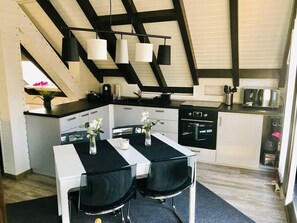 Fridge, microwave, oven, stovetop - Beautiful apartment with large sun terrace - Apartment Elegance (Höheischweiler)