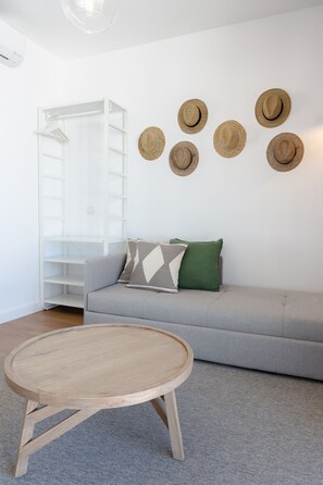 Executive Suite, Private Bathroom | Living area | Flat-screen TV - Alameda Exclusive House (Faro)