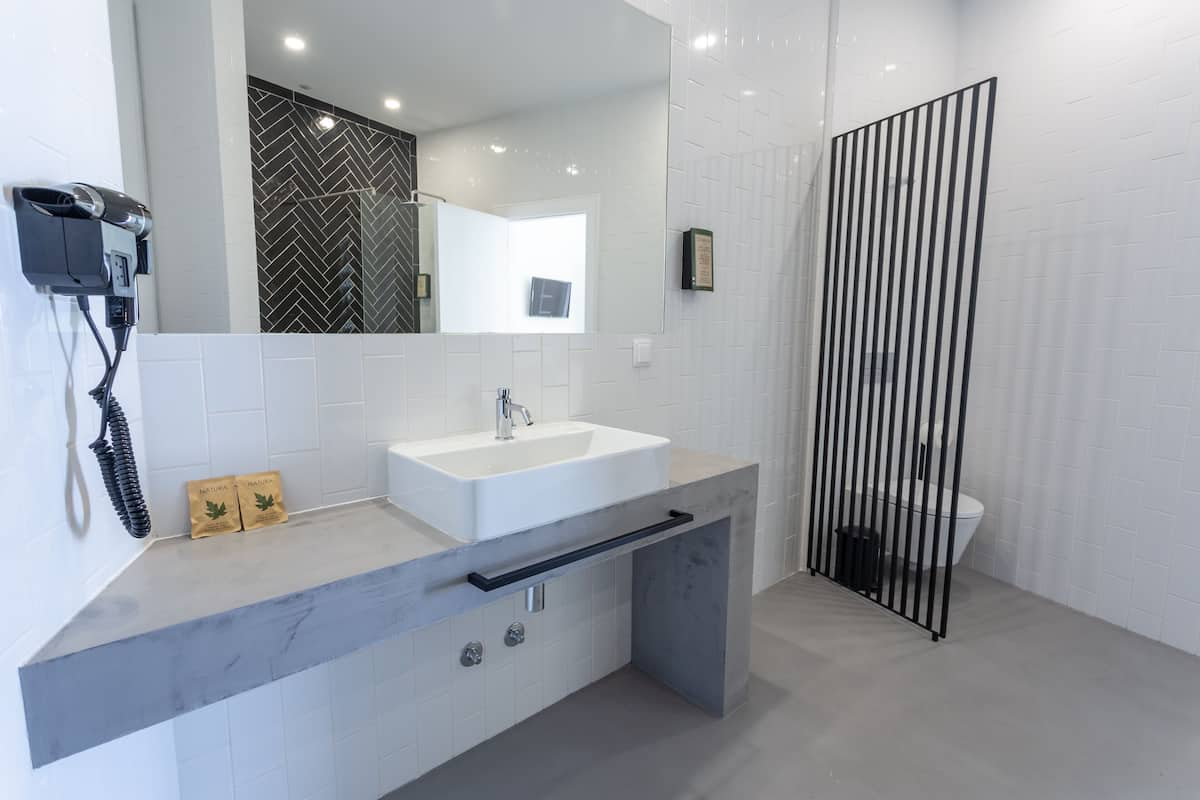 executive suite, private bathroom | bathroom | shower, rainfall showerhead, hair dryer, towels