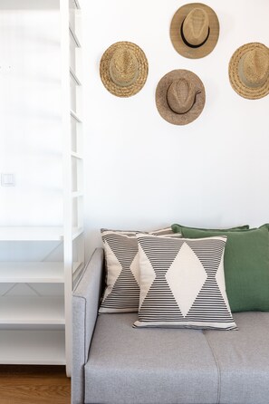 Executive Suite, Private Bathroom | Living area | Flat-screen TV - Alameda Exclusive House (Faro)
