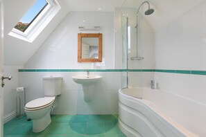 Combined shower/tub, hair dryer, towels