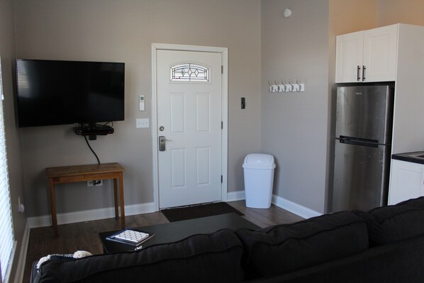 تلفزيون ذكي، مدفأة، كُتُب