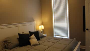 書桌、熨斗/熨衫板、Wi-Fi (收費)、床單