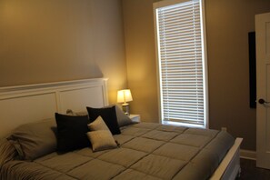 مكتب ومكواة/لوح كي وواي فاي وملاءات أسرّة