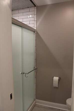 Shower, hair dryer, towels, soap - Rebecca's Retreat on Katy Trail in beautiful downtown Pleasant Hill MO (Pleasant Hill)