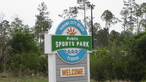 Un panneau indiquant l’emplacement du parc sportif Publix à Panama City Beach, en Floride.