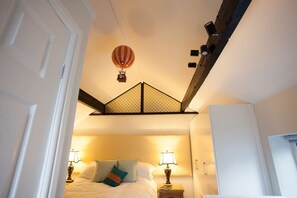1 bedroom, desk, iron/ironing board, travel cot - Artists’ Loft near Hornbeam Park,Artists’ Cottages (North Yorkshire)