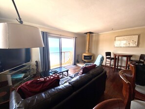 Televisión y chimenea 