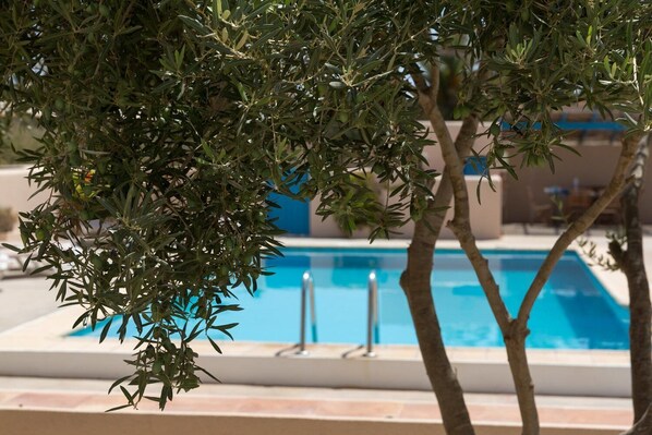 Una piscina al aire libre de temporada