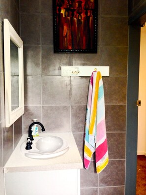 Shower, hair dryer, towels, soap - XYL HOLIDAY INN (Caloundra)