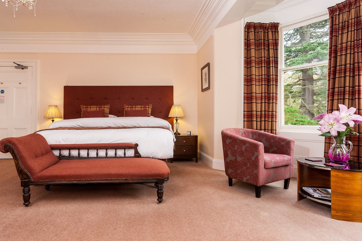 Luxury Superking Room | Hypo-allergenic bedding available, desk, laptop workspace, WiFi (free)
