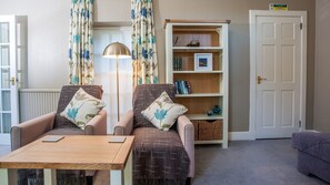 Standard Apartment | Living room | Flat-screen TV - Kiltearn Guest House (Dingwall)