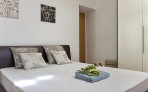5 bedrooms, iron/ironing board, WiFi