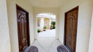 تفاصيل الفندق من الخارج