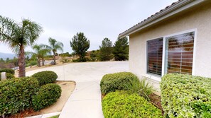 المنطقة المحيطة بالمنشأة