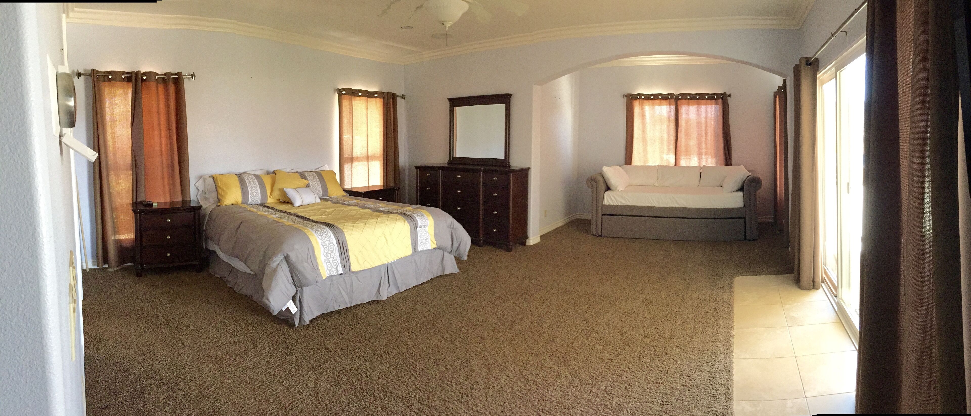 4 makuuhuonetta, silitysrauta/-lauta, ilmainen Wi-Fi, vuodevaatteet