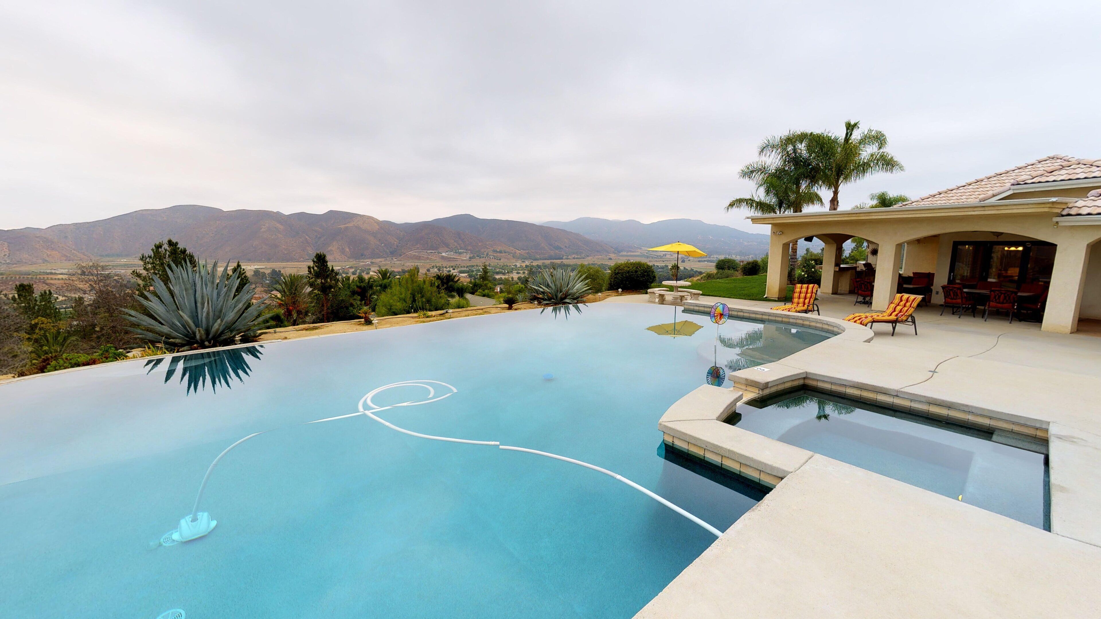 حمّام سباحة خارجي