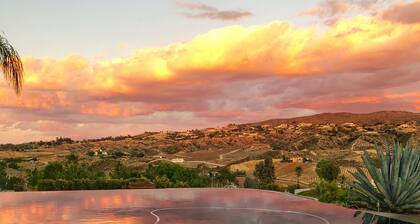 Villa La Serena Wine Country Home -kierros viinitiloille - uima-altaan näkymät uima-altaalle