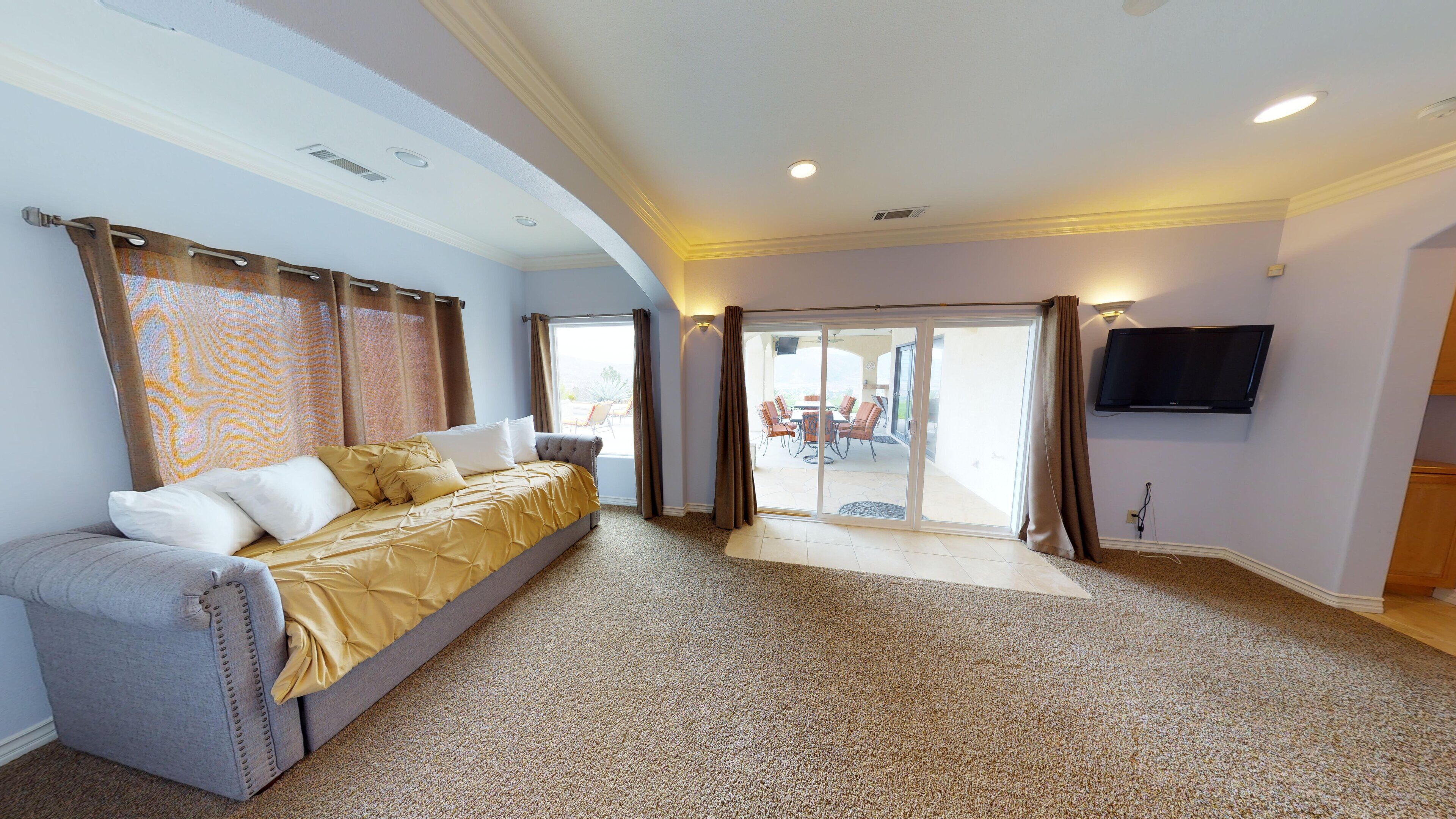 Een smart-tv, een open haard, een tafeltennistafel en boeken