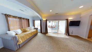 Een smart-tv, een open haard, een tafeltennistafel en boeken