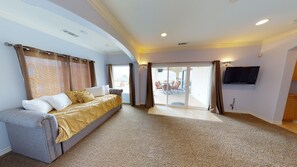 Älytelevisio, takka, pöytätennispöytä, kirjoja