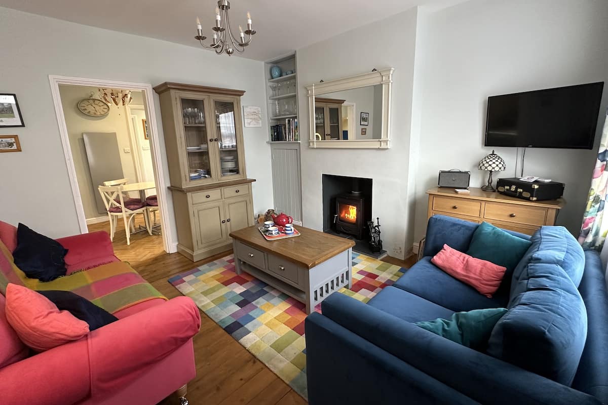 Artists' Corner | Living area | Smart TV, fireplace, Netflix, DVD player