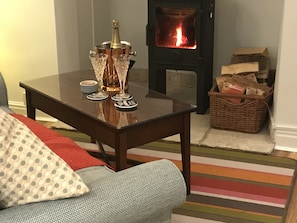 Business-Ferienhaus, 1 Schlafzimmer | Wohnbereich | 24-Zoll-Flachbildfernseher mit Kabelempfang, Smart-TV, Kamin