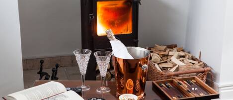 Småhus – design | Oppholdsområde | Smart-TV, peis, Netflix og DVD-spiller