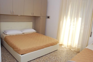 Caja de seguridad en la habitación y ropa de cama 