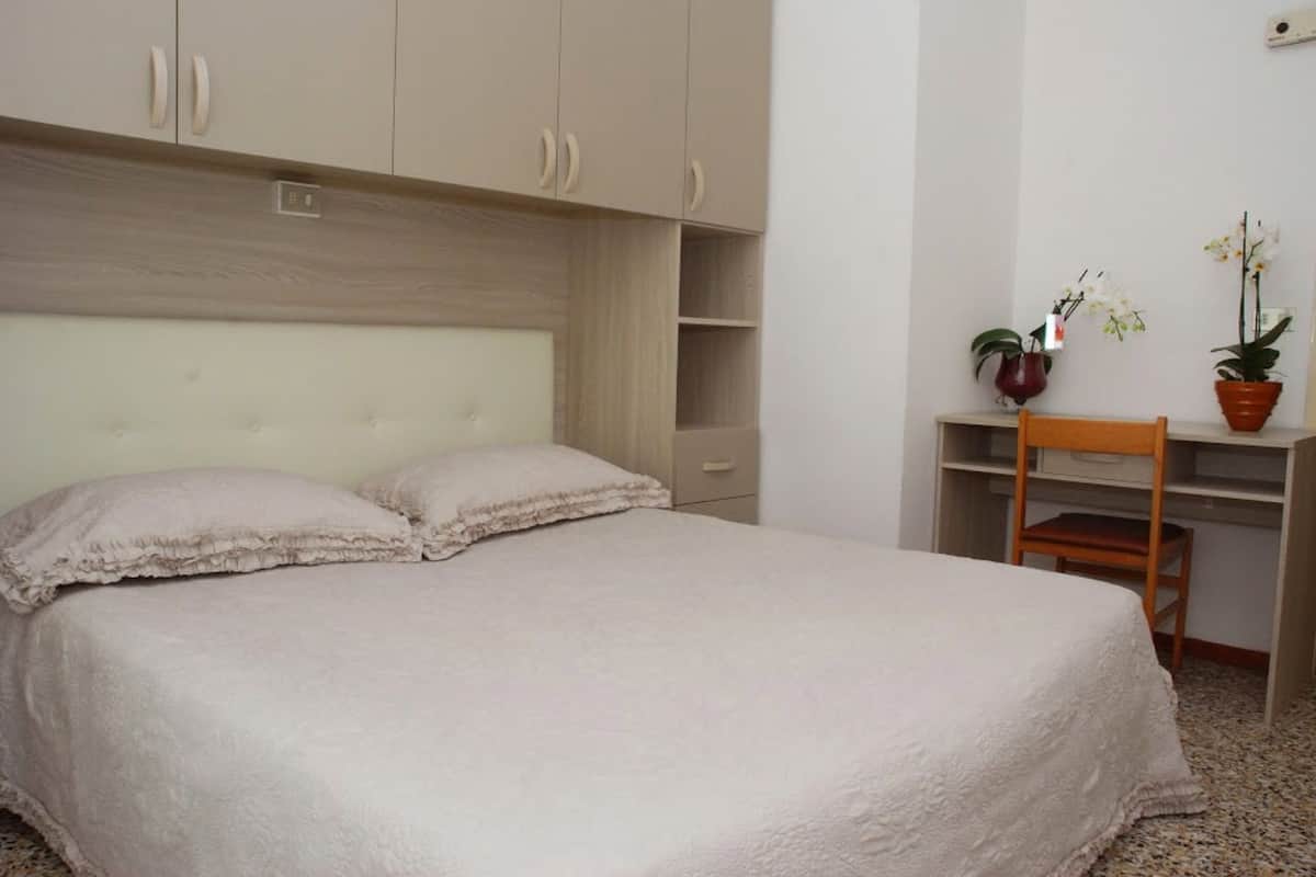 Caja de seguridad en la habitación y ropa de cama