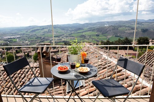 Charming Medieval Townhouse with Breathtaking Views in the historic centre Todi