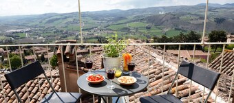 Charming Medieval Townhouse with Breathtaking Views in the historic centre Todi