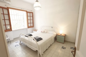 4 bedrooms, iron/ironing board, WiFi