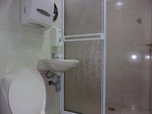 Standard Shared Dormitory | Bathroom | Free toiletries, towels - Tropicana (Medellín)