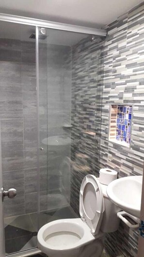 Shower, rainfall showerhead, towels - Apartahotel Tocore (Santa Marta)