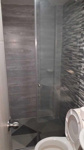 Douche, douche à « effet pluie », serviettes fournies