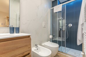 Comfort Double Room, 1 Katil Ratu (Queen), Non Smoking, Ensuite | Bilik Mandi | Pancuran mandi, hulu semburan mandi hujan 